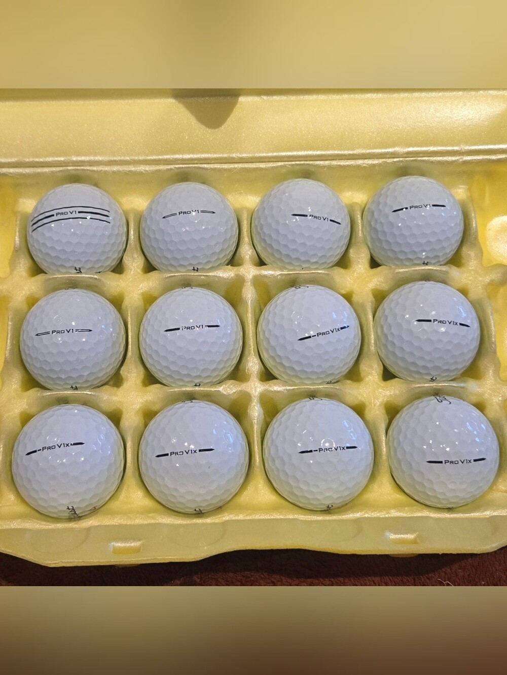 12 Titleist ProV1 white golf balls. Pristine playing condition. No logos. - Picture 2 of 3